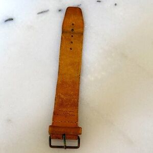 LOUIS VUITTON Tan Vachetta leather luggage strap with brass hardware + Brand